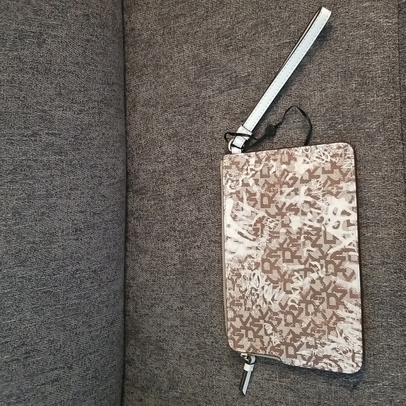 Brand new DKNY medium wristlet. Brown Graffiti pattern. Retails $78 - Picture 4 of 9